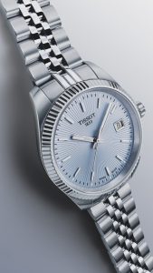 Tissot Herrenuhr mit hellblauem Zifferblatt, Datumsanzeige und silberfarbenem Edelstahlgehäuse mit Edelstahlarmband