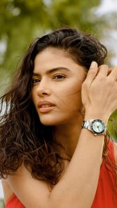 Person trägt eine Tissot Seastar Taucheruhr mit türkisfarbenem Zifferblatt und Edelstahlarmband im Outdoor-Lifestyle-Motiv