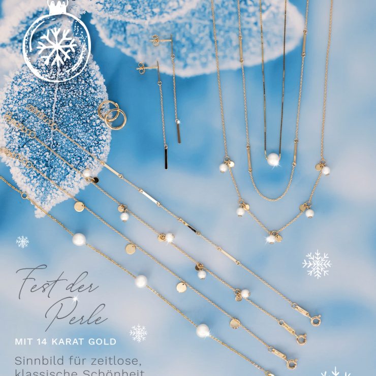 Mehrere filigrane Halsketten und Ohrringe aus 14-Karat-Gold mit Perlen liegen auf einem frostigen, blauen Hintergrund mit Eiskristallen.