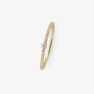 Zarter Ring in Goldoptik mit einem funkelnden klaren Zirkonia als Mittelpunkt. Die filigrane Ringschiene ist zusätzlich mit kleinen Zirkonia-Steinen besetzt und sorgt für eine elegante, zeitlose Ausstrahlung. Ein stilvolles Schmuckstück für besondere Anlässe oder den täglichen Glanz.