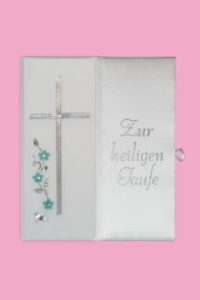 Offene Karte mit silbernem Kreuz, Blumenverzierung und der Aufschrift 'Zur heiligen Taufe' auf rosa Hintergrund
