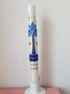Weiße Kerze mit blauem Baum, goldenen Vögeln und goldener Schrift.