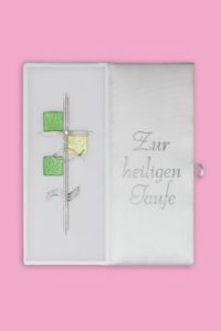 Weiße Karte mit silberner Kreuzlinienzeichnung und vier farbigen Quadraten sowie geprägtem Schriftzug 'Zur heiligen Taufe' auf rosa Hintergrund