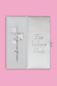Offene silberne Karte mit Kreuzmotiv und Schriftzug 'Zur heiligen Taufe' auf rosa Hintergrund