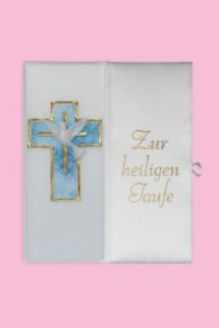 Offene Karte mit einem goldumrandeten Kreuz und einer weißen Taube links sowie der Aufschrift 'Zur heiligen Taufe' rechts auf rosa Hintergrund