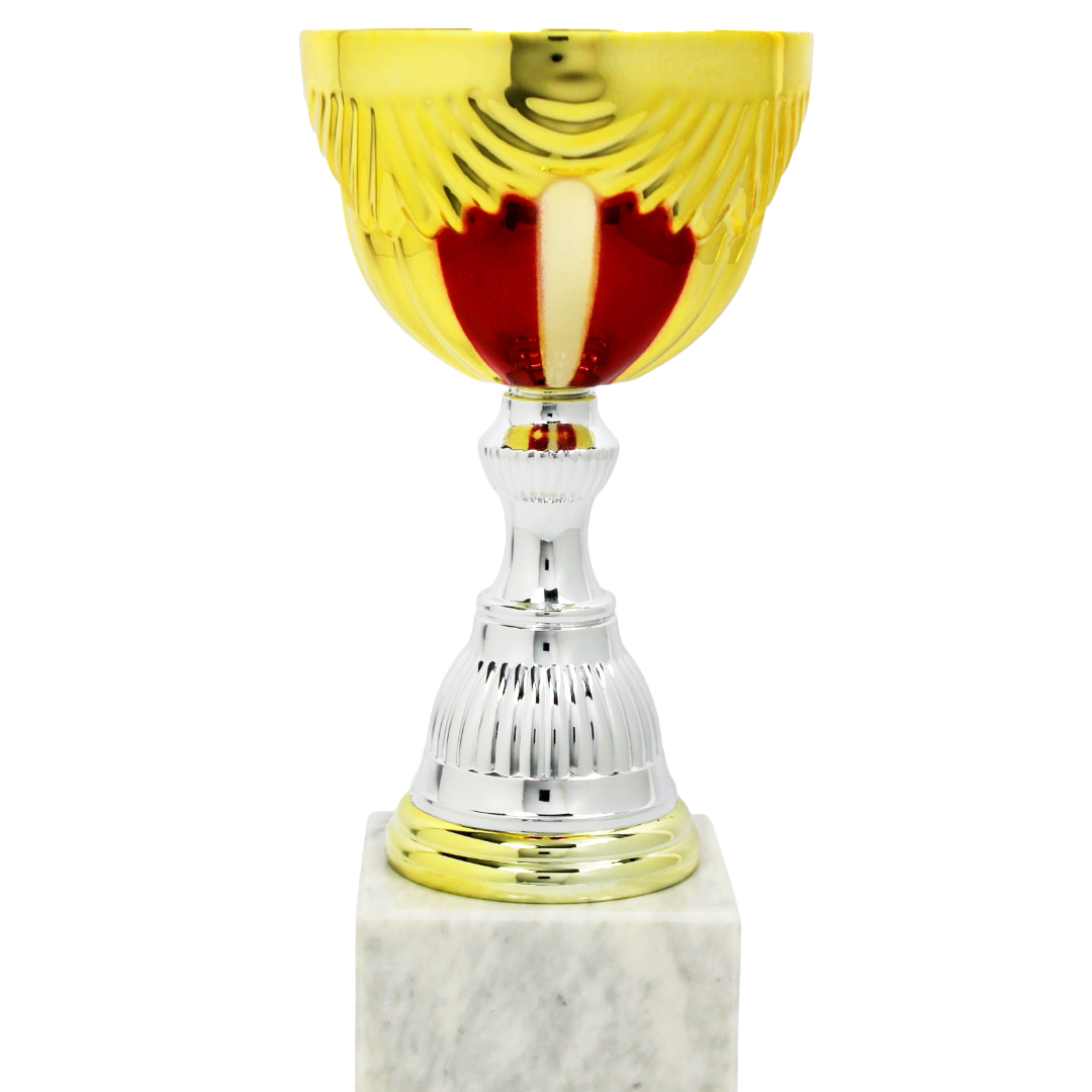 Goldener Pokal mit rotem Einsatz und silbernem Stiel auf weißem Marmorsockel