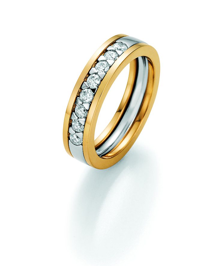 Edler Ring in Gelb- und Weißgold mit mittig verlaufender Reihe funkelnder Brillanten in eleganter Kanalfassung für einen zeitlosen und luxuriösen Look
