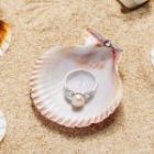 Schmuck im Sommer richtig pflegen: Schutz vor Wasser, Sonne und Kosmetik