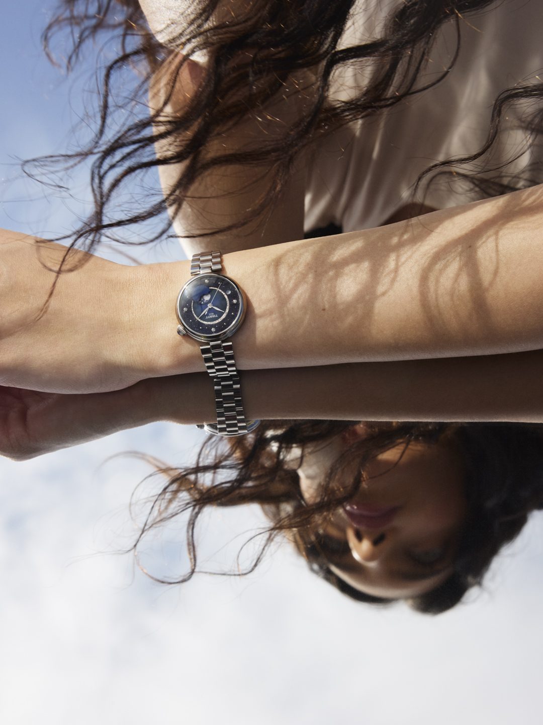 Tissot Désir Moonphase mit blauem Zifferblatt am Handgelenk