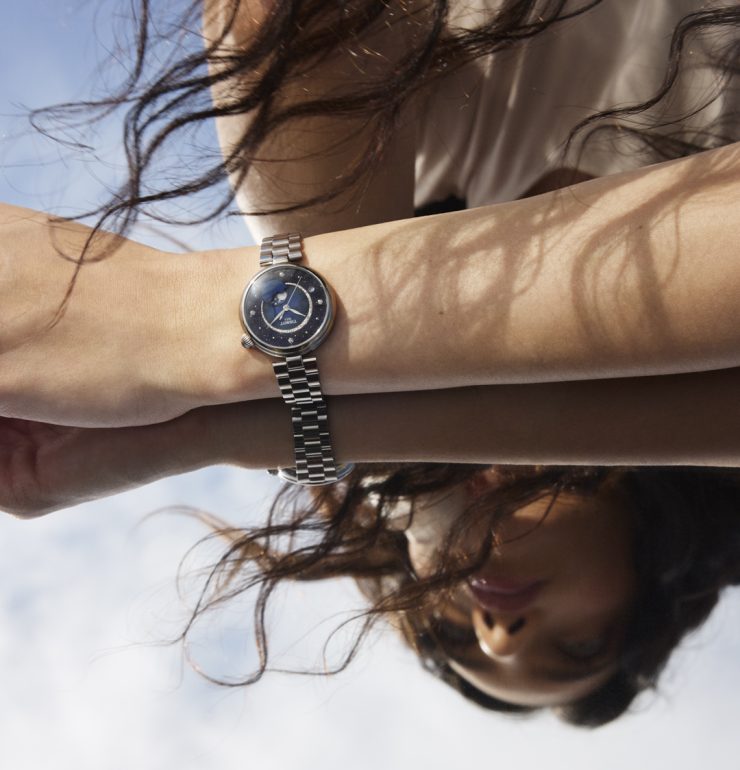 Tissot Désir Moonphase mit blauem Zifferblatt am Handgelenk